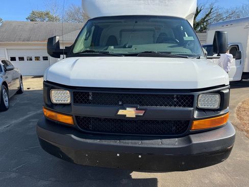 Used 2017 Chevrolet Express 3500 image 4