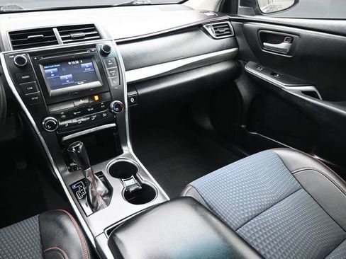Used 2015 Toyota Camry SE image 11