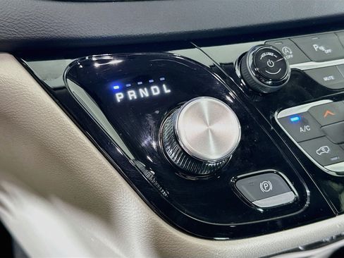 Used 2024 Chrysler Pacifica Touring-L FWD image 24