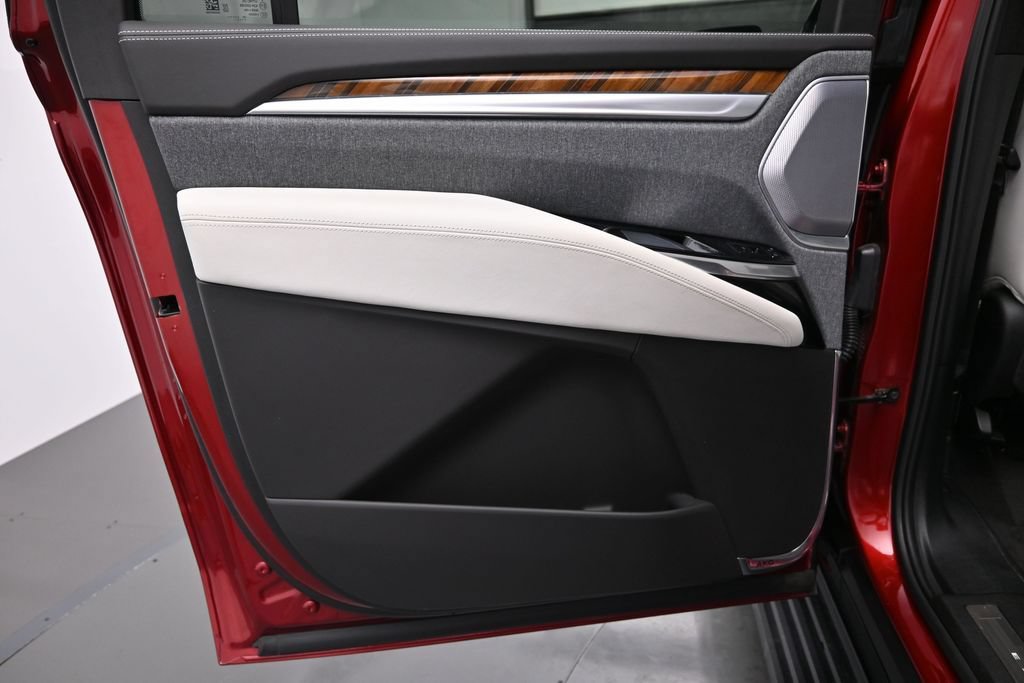 Certified 2025 Cadillac Escalade ESV Sport Platinum w/ LPO, Floor Liner Package AWD/4WD image 29