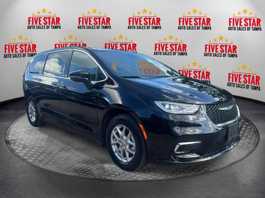 Used 2025 Chrysler Pacifica Select FWD image 1