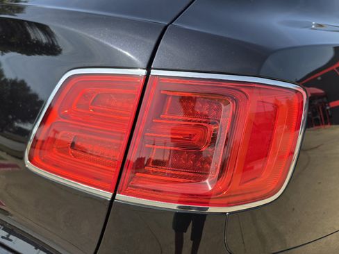 Used 2017 Bentley Bentayga AWD/4WD image 9