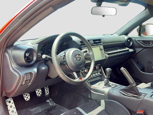 Used 2025 Toyota GR86 Premium w/ ALL Weather Mat Package (TMS) RWD image 9