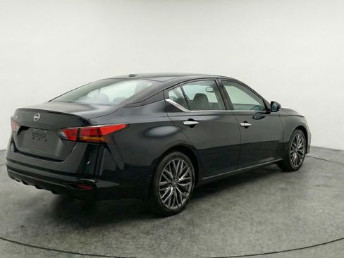 Used 2025 Nissan Altima 2.5 SV FWD image 9