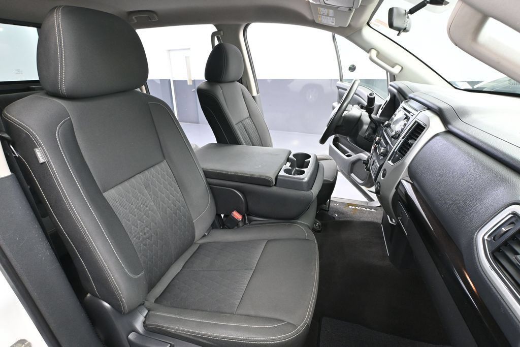 Used 2018 Nissan Titan SV AWD/4WD image 34