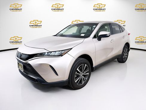 Used 2022 Toyota Venza LE image 3