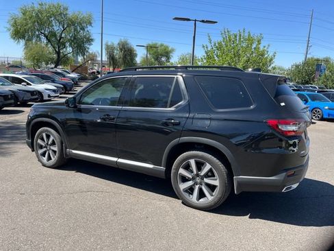 Used 2025 Honda Pilot Touring image 4