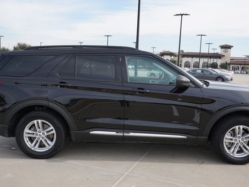 Used 2022 Ford Explorer XLT image 4