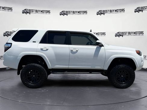 Used 2017 Toyota 4Runner SR5 AWD/4WD image 9