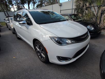 Used 2017 Chrysler Pacifica Limited w/ UConnect Theater Package