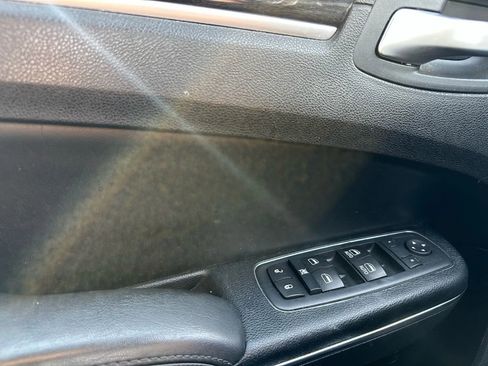 Used 2016 Chrysler 300 Limited image 38