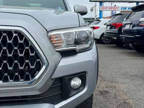 Used 2019 Toyota Tacoma TRD Off-Road AWD/4WD image 4