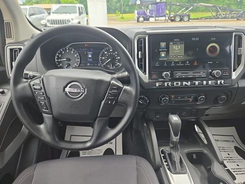 Used 2025 Nissan Frontier SV AWD/4WD image 14