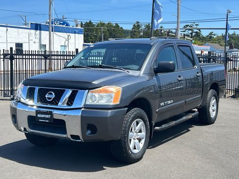 Used 2011 Nissan Titan SV AWD/4WD image 4