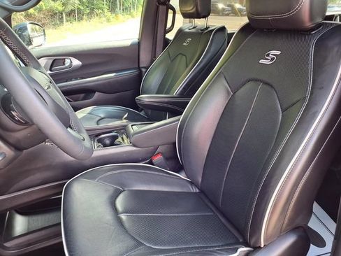 Used 2026 Chrysler Pacifica Limited w/ S Appearance Package FWD image 3