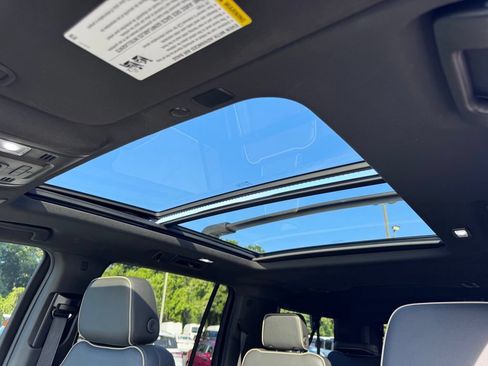 Used 2021 Chevrolet Suburban Premier AWD/4WD image 12