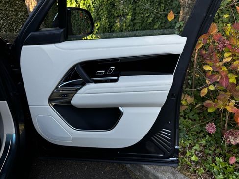 New 2025 Land Rover Range Rover SE image 21