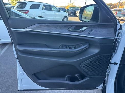 Used 2023 Jeep Grand Cherokee L Limited image 11