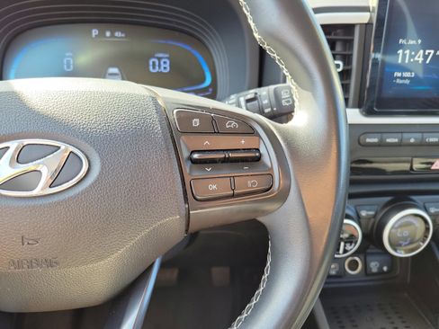 Used 2023 Hyundai Venue Limited image 21