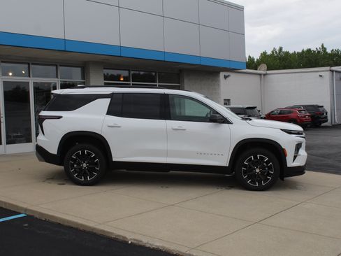 New 2026 Chevrolet Traverse LT w/ Sun and Wheel Package AWD/4WD image 3