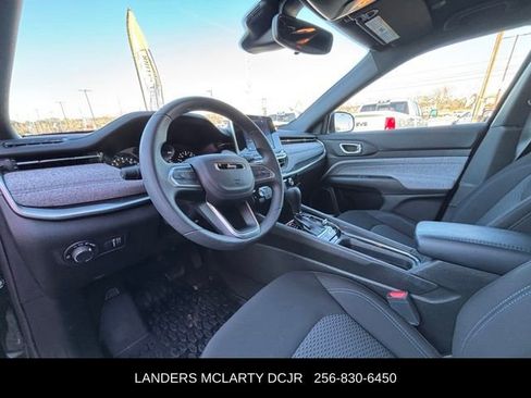 Used 2025 Jeep Compass Sport image 18