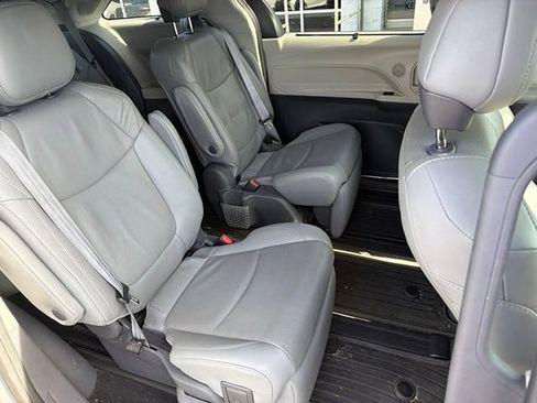 Used 2021 Toyota Sienna Limited FWD image 9