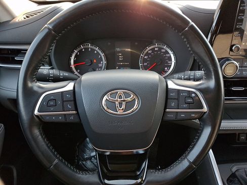 Used 2020 Toyota Highlander LE image 17