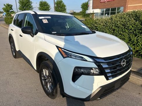 Used 2024 Nissan Rogue S AWD/4WD image 2