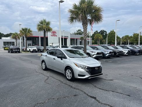Used 2025 Nissan Versa S FWD image 2