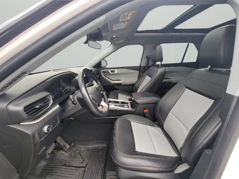 Used 2022 Ford Explorer XLT w/ Equipment Group 202A AWD/4WD image 11
