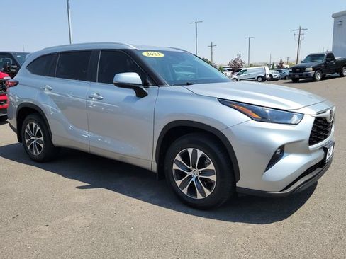 Used 2023 Toyota Highlander XLE AWD/4WD image 4