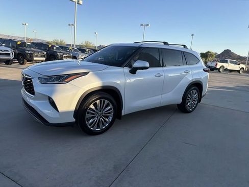 Certified 2024 Toyota Highlander Platinum AWD/4WD image 8