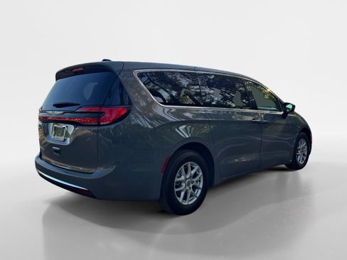 Used 2025 Chrysler Pacifica Select FWD image 5