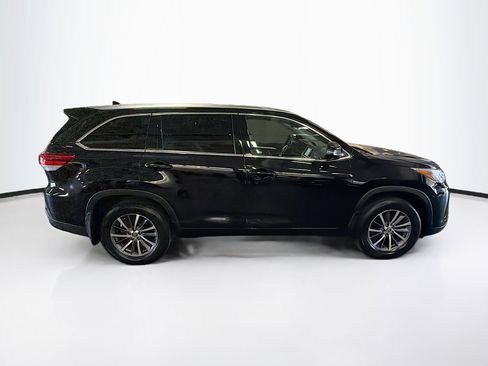 Used 2017 Toyota Highlander XLE w/ Carpet Mat Package AWD/4WD image 10