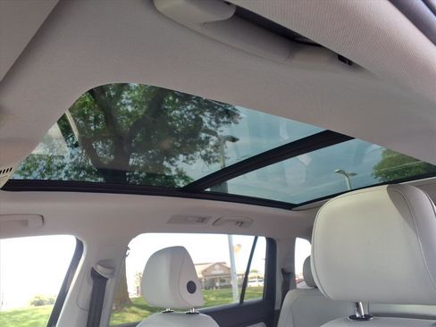 Used 2021 Volkswagen Tiguan SE w/ Panoramic Sunroof Package AWD/4WD image 24