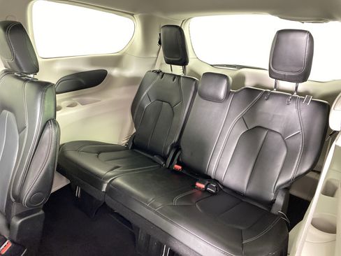 Used 2024 Chrysler Pacifica Touring-L image 33