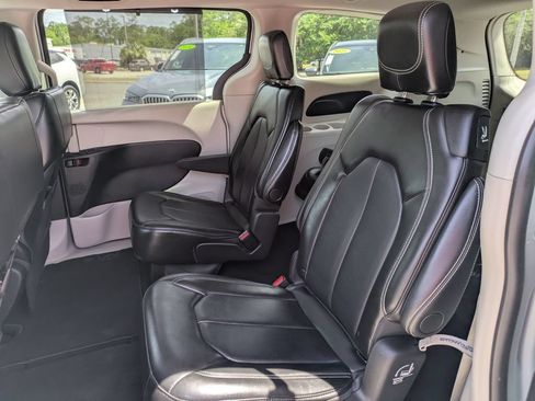Used 2024 Chrysler Pacifica Touring-L FWD image 12