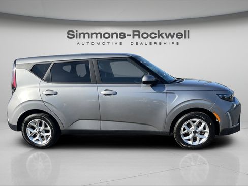 Used 2025 Kia Soul LX w/ LX Technology Package FWD image 6
