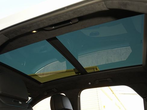 Used 2023 Bentley Bentayga Plug-In Hybrid image 20