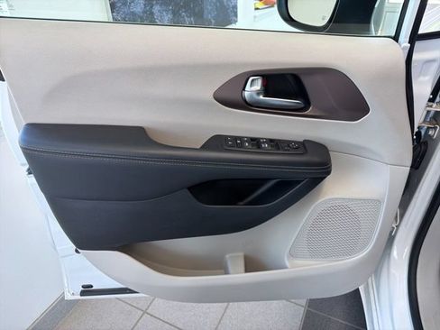 Used 2023 Chrysler Voyager LX FWD image 19