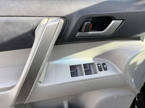 Used 2013 Toyota Highlander SE image 20
