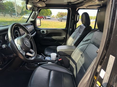 Used 2022 Jeep Wrangler Unlimited Sahara w/ Cold Weather Group AWD/4WD image 16