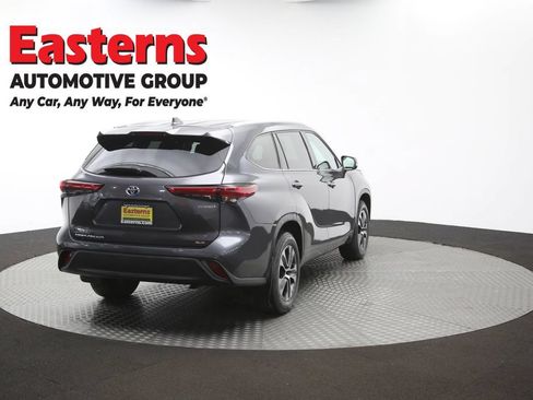 Used 2022 Toyota Highlander XLE AWD/4WD image 41