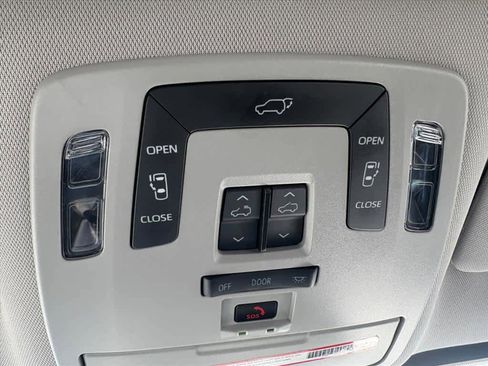 Used 2022 Toyota Sienna XLE image 23