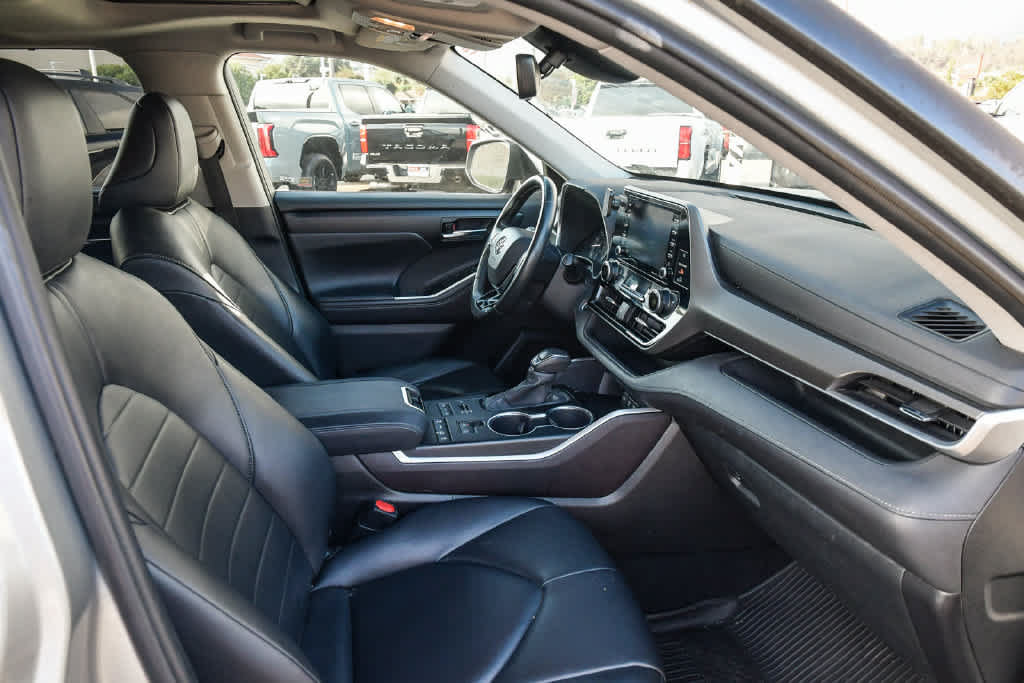 Used 2020 Toyota Highlander XLE w/ Preferred Accessory Package AWD/4WD image 17