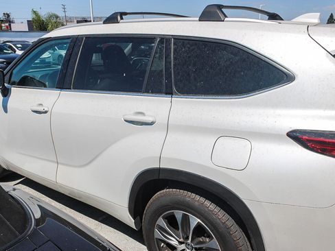 Used 2022 Toyota Highlander XLE FWD image 12