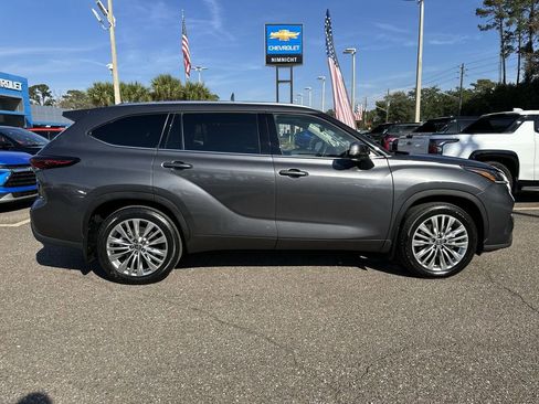 Used 2025 Toyota Highlander Platinum image 17
