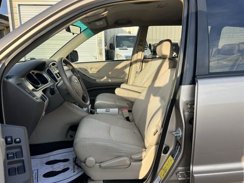 Used 2005 Toyota Highlander 2WD V6 w/ 3rd Row image 9