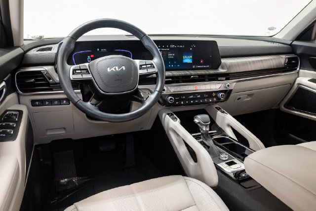 Used 2025 Kia Telluride EX w/ EX Captain's Chair Package FWD image 7
