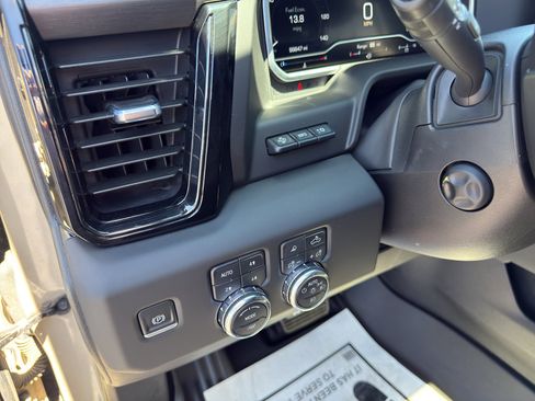 Used 2022 GMC Sierra 1500 AT4 w/ Technology Package AWD/4WD image 11